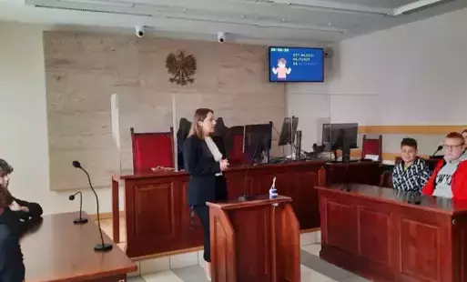 Zdjęcie do Klasa 7 A w Sądzie Rejonowym w Staszowie. Hejt pod lupą prawa