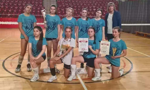 Drużyna ze staszowskiej dwójki z nauczycielem