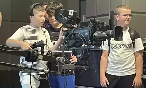 Chłopcom podoba się praca operatora kamery