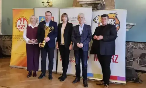 Reprezentacja nauczycieli z pucharem
