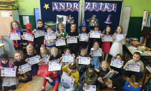 Klasa 1 b podczas zabawy andrzejkowej