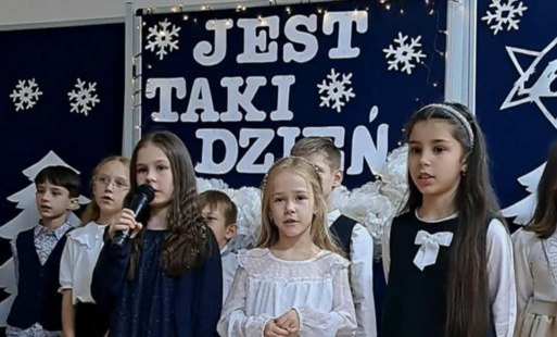 Śpiew pastorałki przez uczennice z klasy 2 a