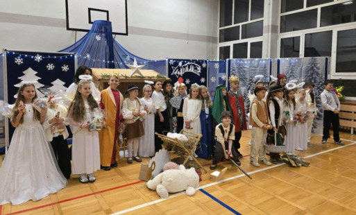 Uczniowie klasy 3b podczas jasełek bożonarodzeniowych