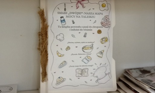 Szkolna książka kucharska na półce w sali nr 2a
