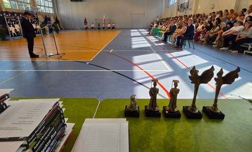 Dyrektor szkoły dr Dariusz Kubalski charakteryzuje Prymusów Szkoły